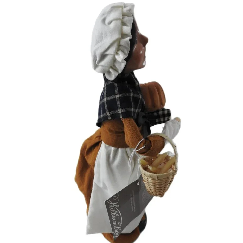 Byer's Choice Colonial Williamsburg Carolers Old Woman with Bread and Candles